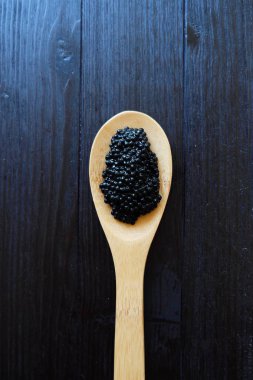 Siyah havyar büyük bir tahta kaşık