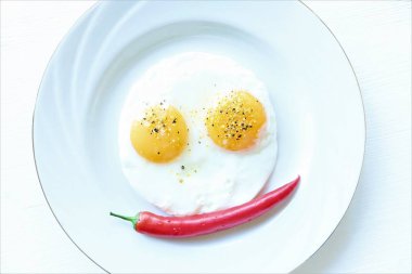 Kırmızı Şili biber ile komik yumurta