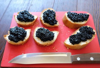 Siyah havyar ve ahşap zemin üzerine ekmek