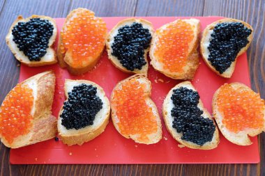 Ekmek ile lezzetli siyah ve kırmızı havyar