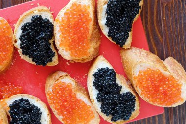 Ekmek ile lezzetli siyah ve kırmızı havyar