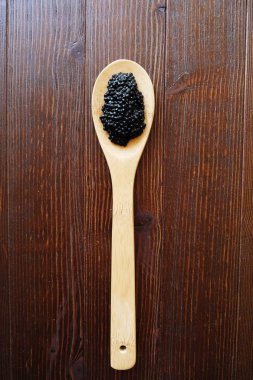 Siyah havyar büyük bir tahta kaşık