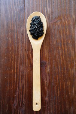 Siyah havyar büyük bir tahta kaşık
