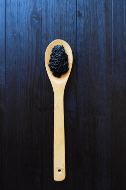 Siyah havyar büyük bir tahta kaşık