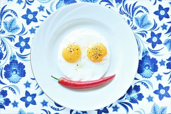 Kırmızı Şili biber ile komik yumurta
