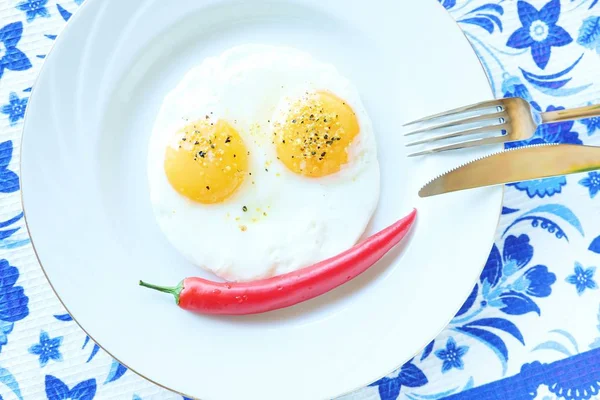 Kırmızı Şili biber ile komik yumurta