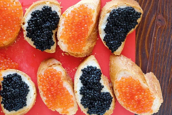 Ekmek ile lezzetli siyah ve kırmızı havyar