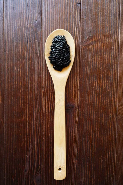 Siyah havyar büyük bir tahta kaşık