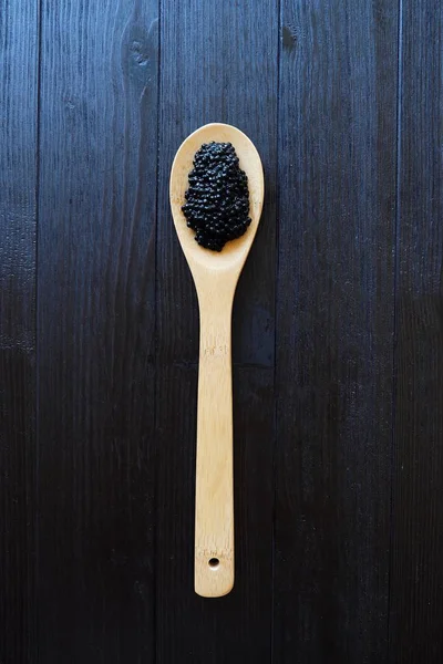 Siyah havyar büyük bir tahta kaşık