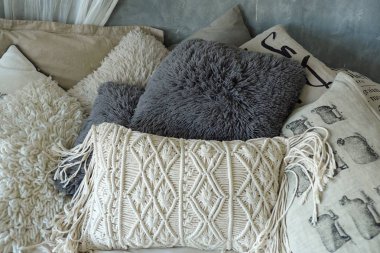 Çok rahatlatıcı için beyaz ve gri yastık