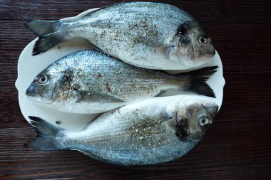 Taze balık yemek için plaka üzerinde çok