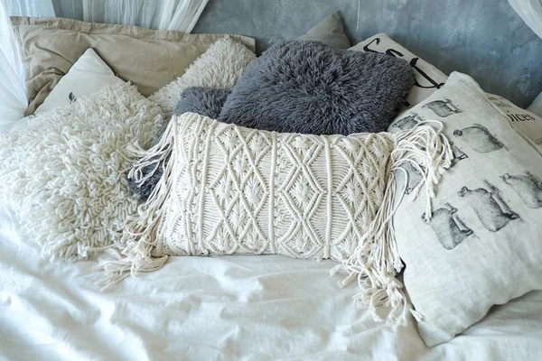Mnóstwo biały i szary poduszki na relaks — Zdjęcie stockowe