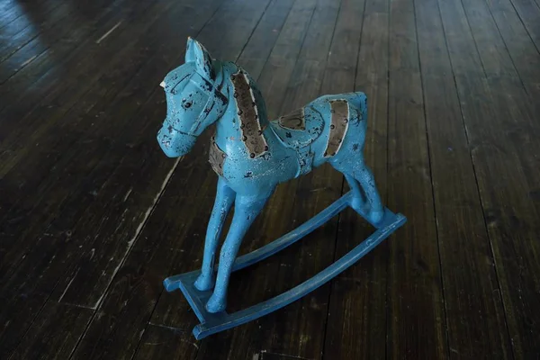 Pequeño juguete caballo azul para niños —  Fotos de Stock