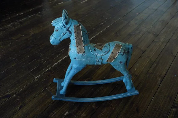 Маленькая игрушечная синяя лошадь для детей — стоковое фото