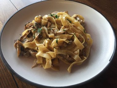 Tagliatelle makarna mantar ve krem peynir 