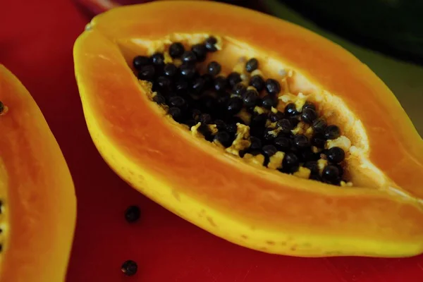 Juicy ripe papaya cut open with seeds — Stock Photo, Image