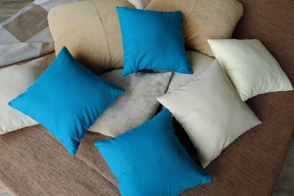 Kolorowe poduszki na łóżku są ciepłe i przytulne — Zdjęcie stockowe