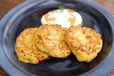 Ekşi krema ve havyar ile sebze köftesi 