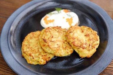 Ekşi krema ve havyar ile sebze köftesi 