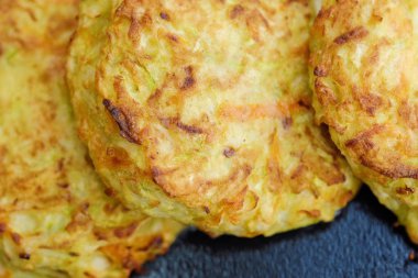 Ekşi krema ve havyar ile sebze köftesi 