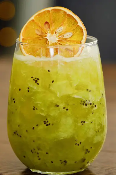 Verfrissende limonade met kiwi en ijs — Stockfoto