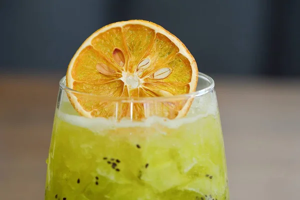 Освежающий лимонад с киви и льдом — стоковое фото