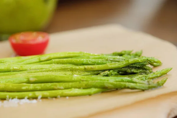 Fresh asparagus on the grill for vegetarians — Stock Photo, Image