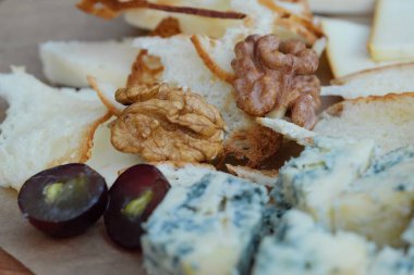 üzüm ve ceviz ile Peynir tabağı