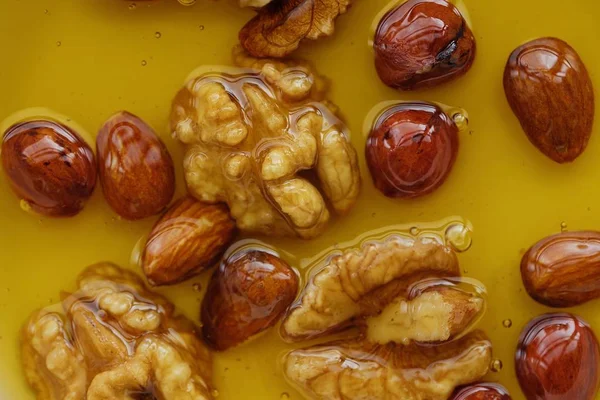 Deliciosa miel con nueces y avellanas vista — Foto de Stock