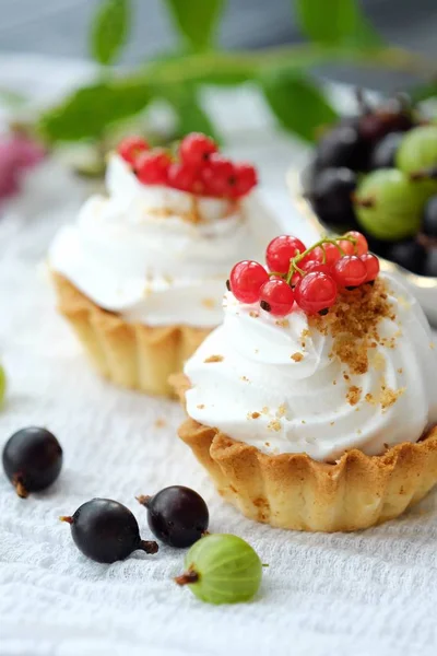 Delicious cakes with cream and berries view — Stock Photo, Image