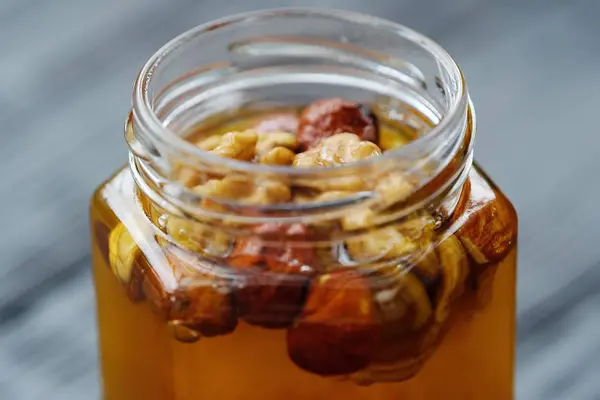 Νόστιμο μέλι με καρύδια και φουντούκια — Φωτογραφία Αρχείου