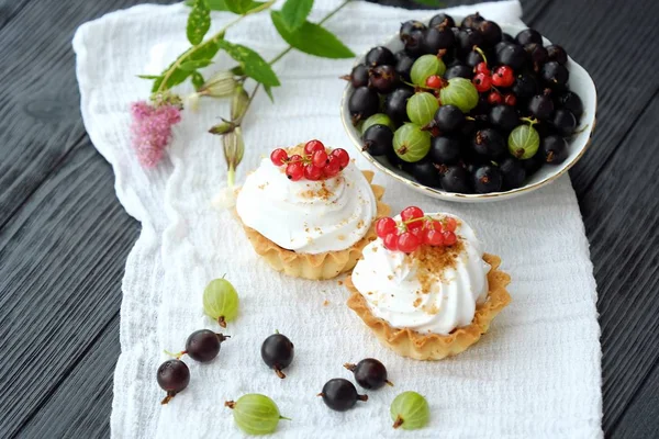 Delicious kremalı Pastalar ve çilek görünümü — Stok fotoğraf