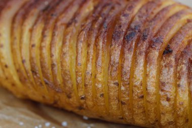 Lezzetli fırında patates otlar ve tuz 