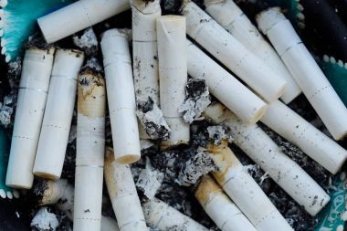 Çok fazla sigara ve küllerin fotoğraf yasaktır ve tehlikeleri hakkında