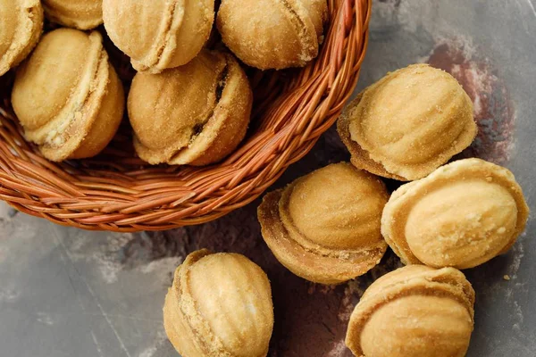 Вкусные орехи печенья с сгущенным молоком — стоковое фото