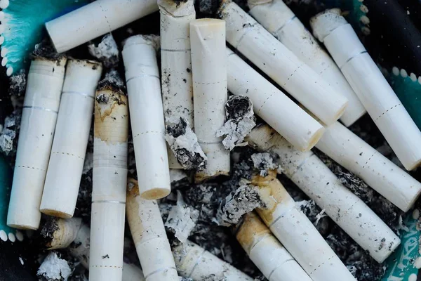 Çok fazla sigara ve küllerin fotoğraf yasaktır ve tehlikeleri hakkında