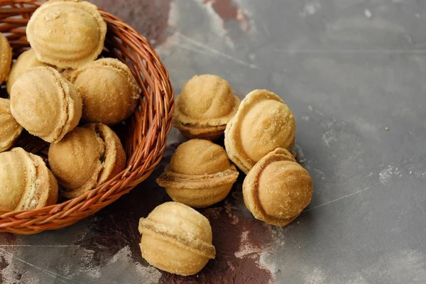 Deliciosas galletas nueces con leche condensada —  Fotos de Stock