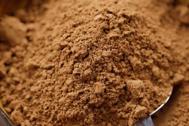 Harika bir manzara yemek pişirmek için ufalanan kakao tozu