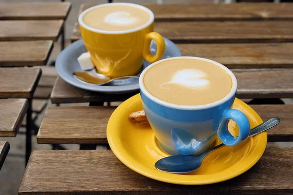 Bir yaz gününde lezzetli kapuçino iki bardak 