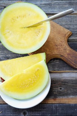 Plaka görünümünde taze sarı karpuz 