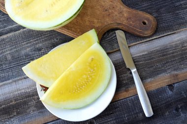 Plaka görünümünde taze sarı karpuz 