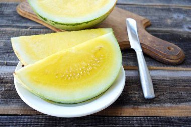 Plaka görünümünde taze sarı karpuz 