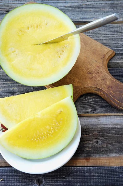 Plaka görünümünde taze sarı karpuz 