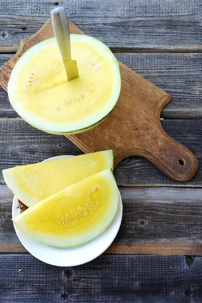 Plaka görünümünde taze sarı karpuz 