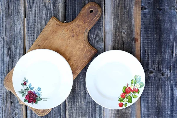 Zwei schöne Teller auf Holzgrund — Stockfoto