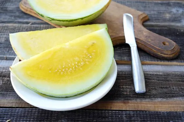 Plaka görünümünde taze sarı karpuz 