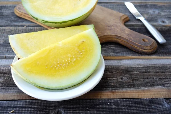 Plaka görünümünde taze sarı karpuz 