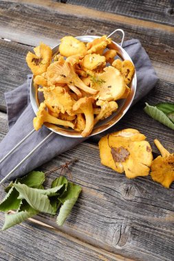 ahşap arka plan üzerinde taze Cantharellus cibarius mantar  