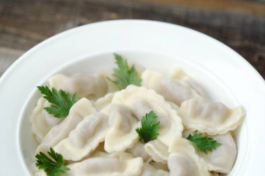 Lezzetli ev yapımı ravioli maydanoz bir plaka ile  