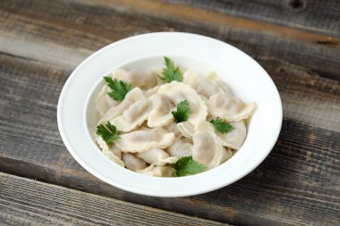 Lezzetli ev yapımı ravioli maydanoz bir plaka ile  